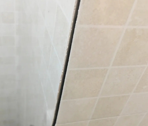 龙井瓷砖空鼓维修公司分享阳台瓷砖脱落的修复过程可以分为以下几个步骤