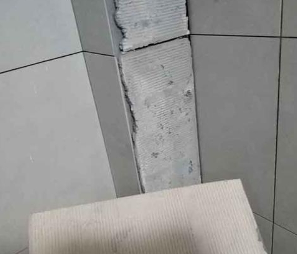 龙井瓷砖空鼓维修公司分享下厨房瓷砖脱落的补救措施。